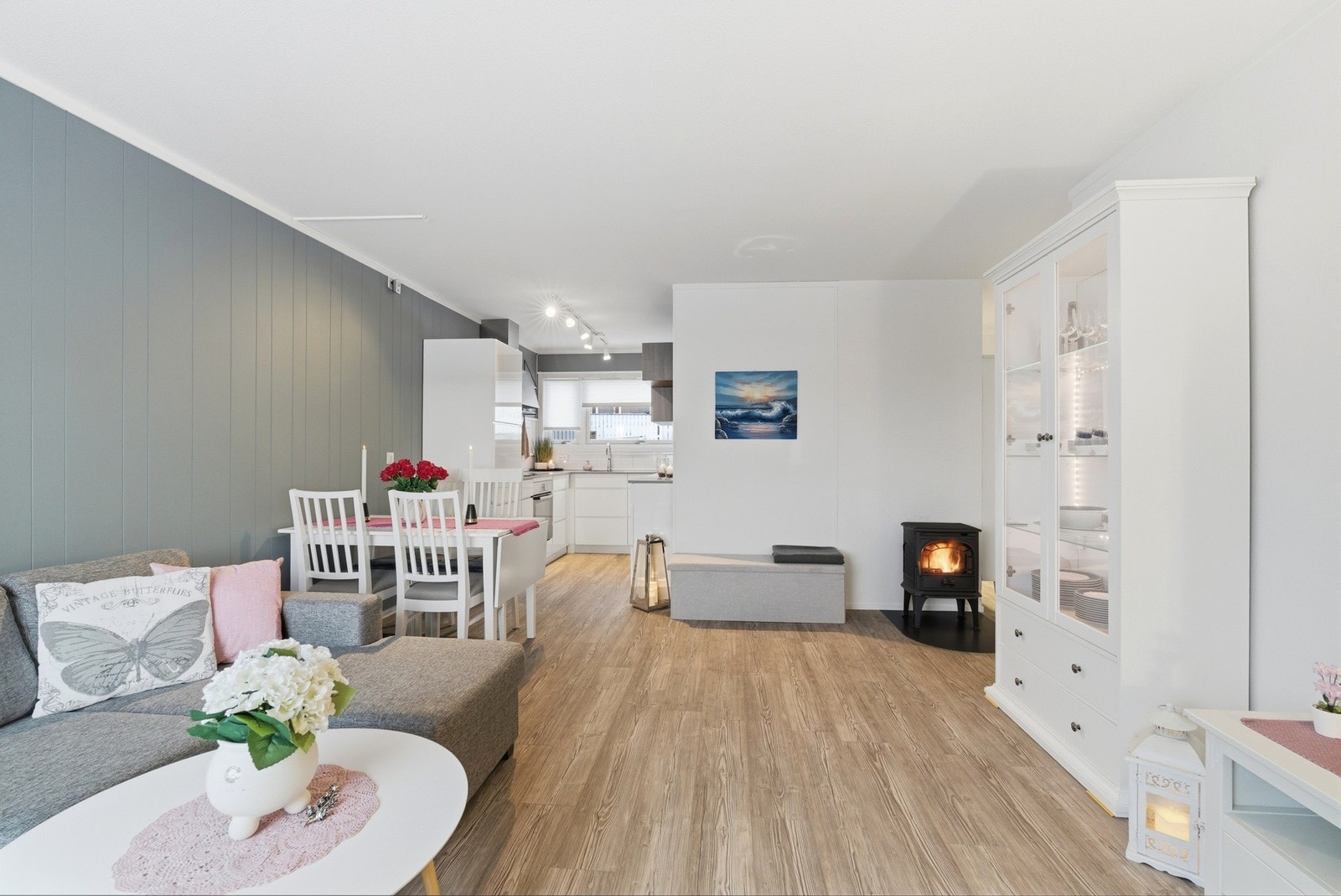 Det er vedfyring i stuen som gir god varme og kos på kalde dager. Galleribilde