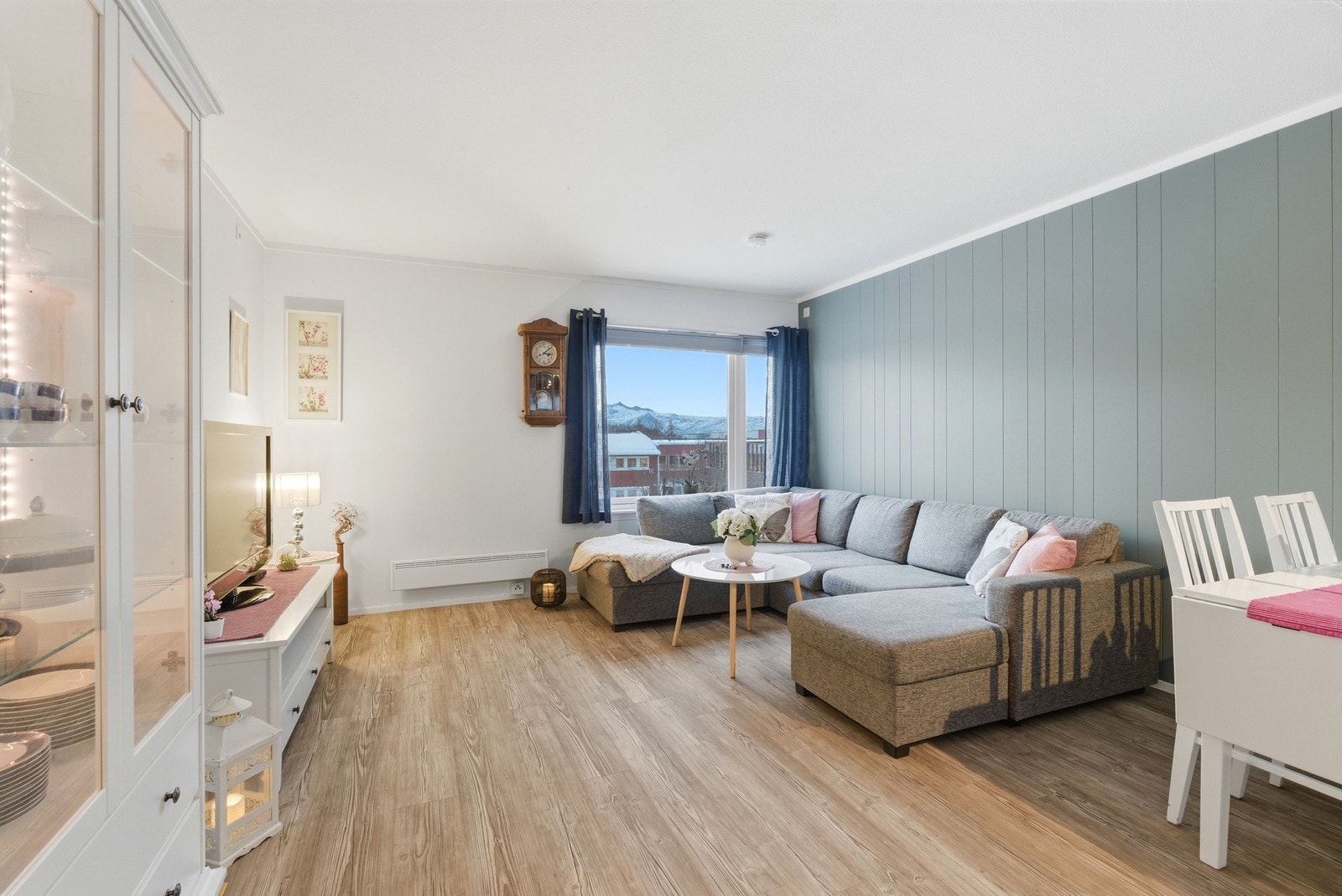 Vinduet gir godt med naturlig lys i rommet. Galleribilde