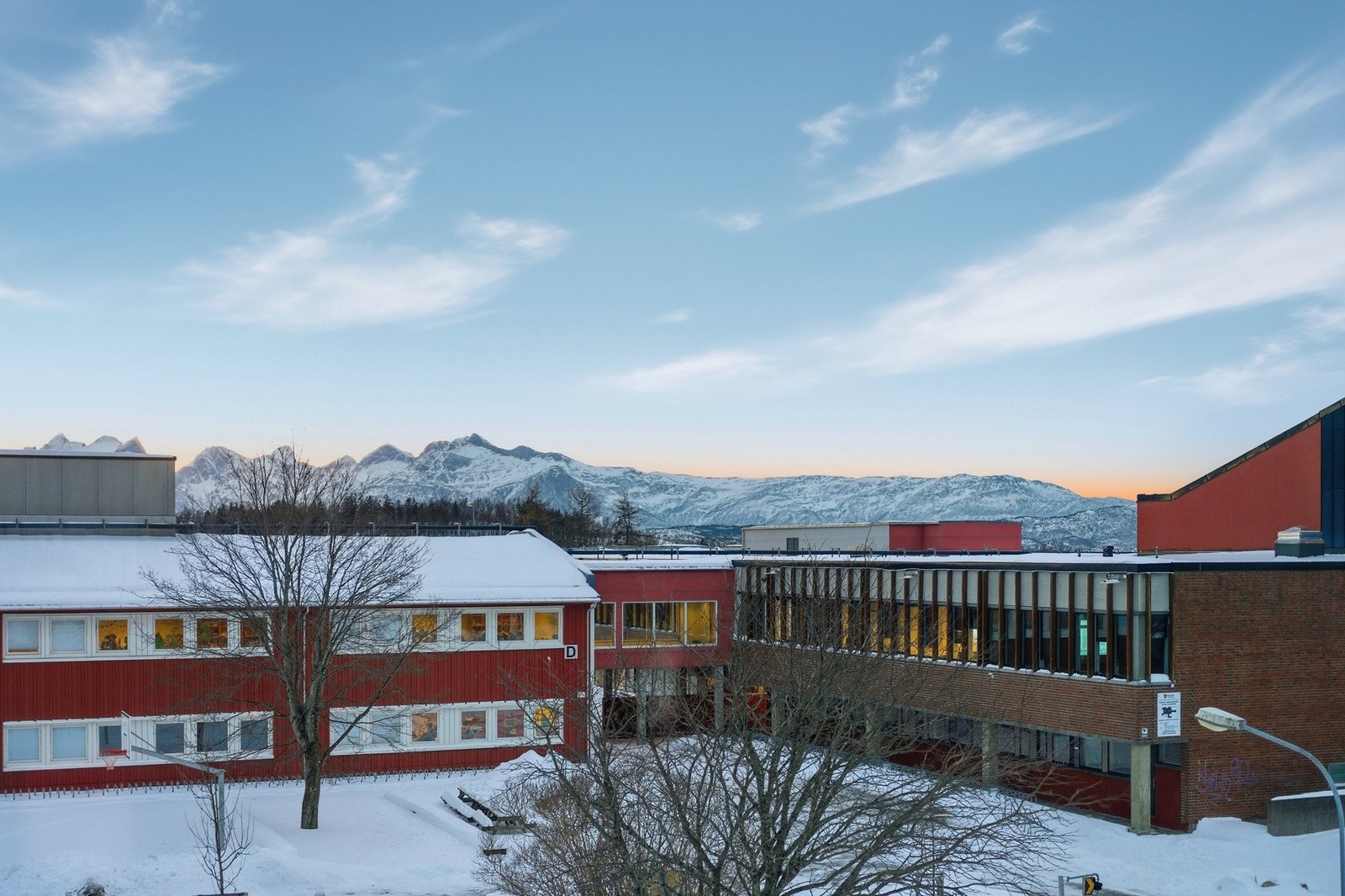 Flott usikt fra stuevinduet mot Børvasstindene Galleribilde