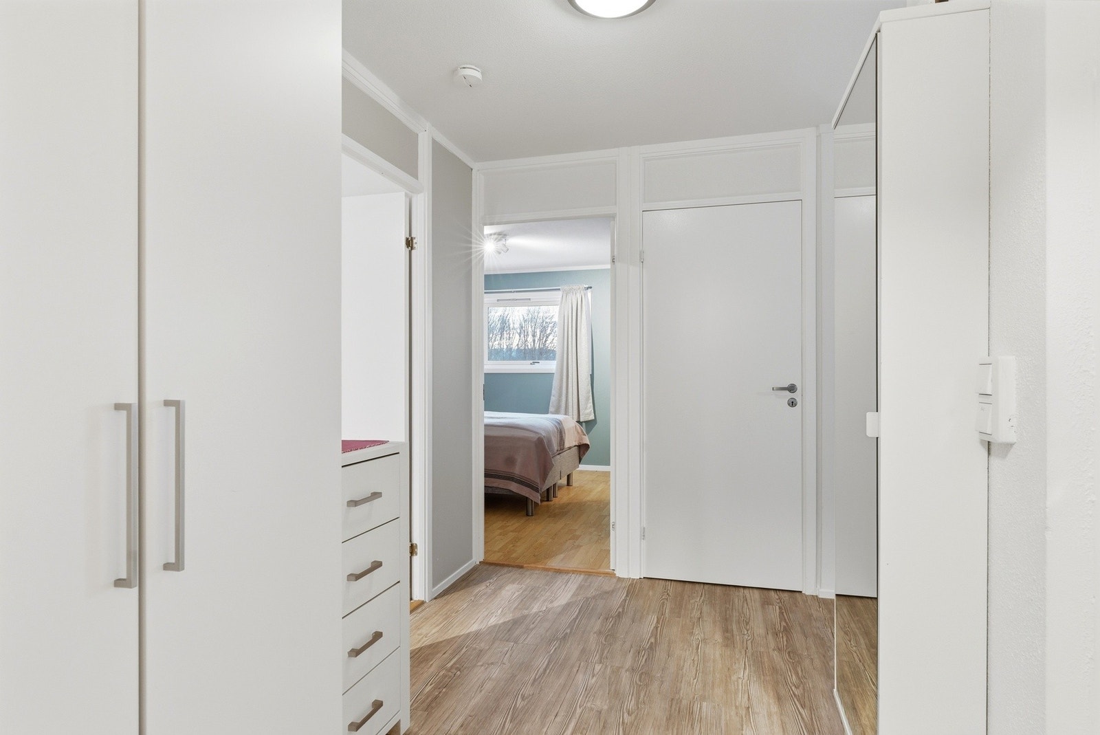 Gang med garderobeskap Galleribilde