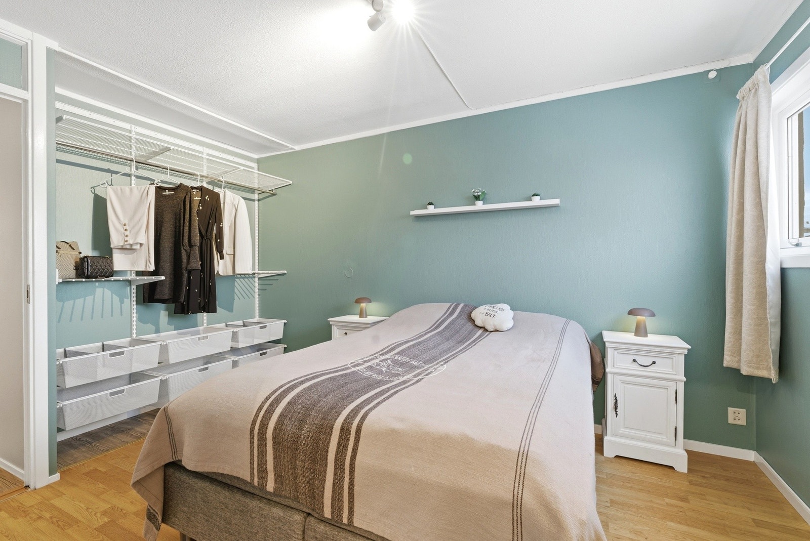 Soverom nr. 1, malt i moderne fargevalg Galleribilde