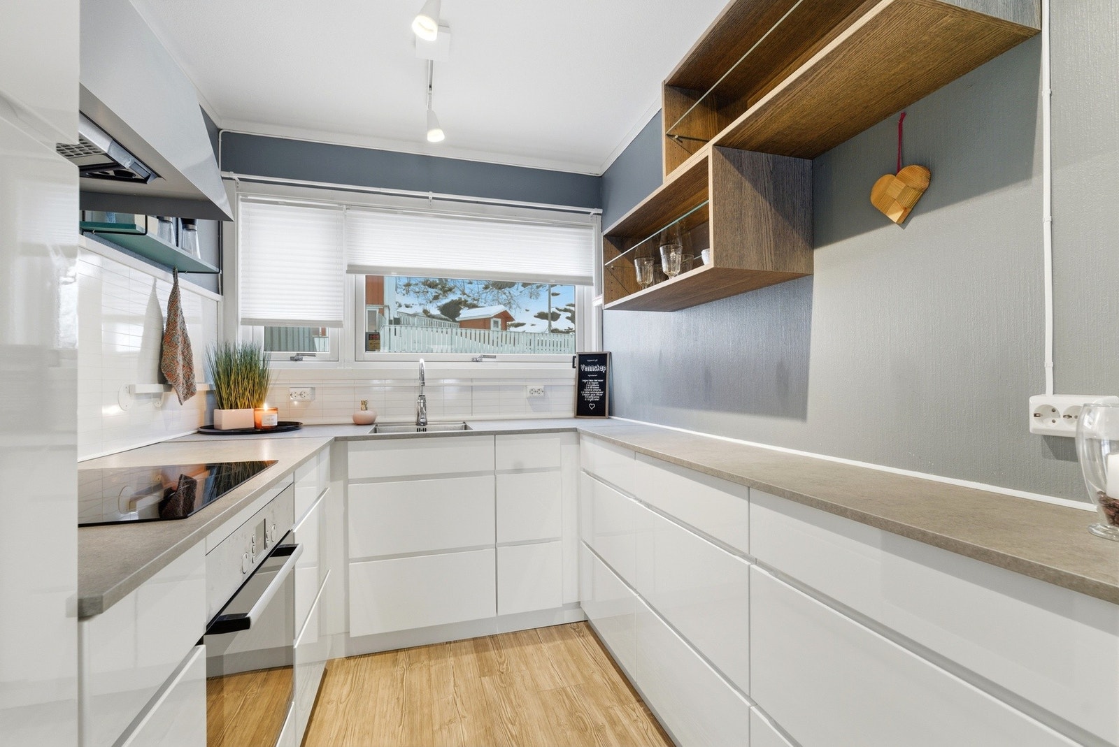 Stilfullt kjøkken fra 2018 - Godt utbygget med god skap- og benkeplass. Galleribilde