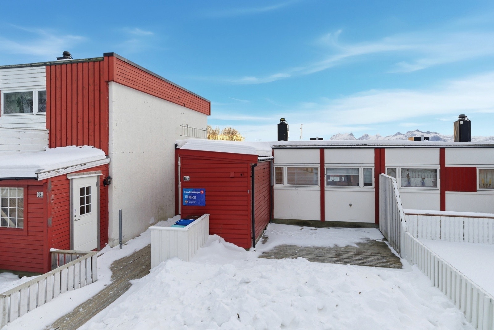 Inngjerdet hage med terrasse og utebod - Gode lys- og solforhold Galleribilde