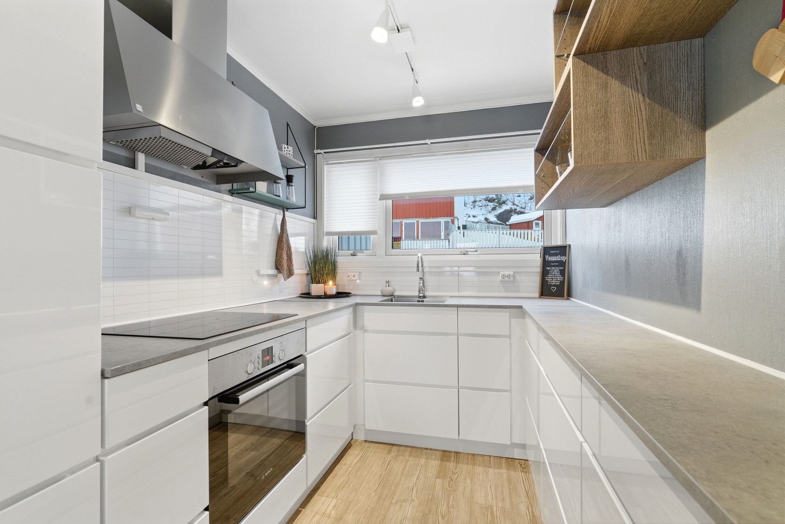 Kjøkkenet har innredning med glatte fronter og benkeplate av laminat. Galleribilde