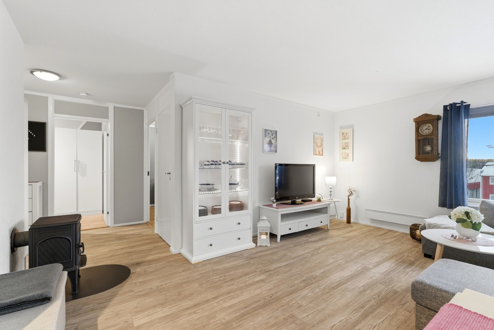 Lys og pen stue i god størrelse Galleribilde