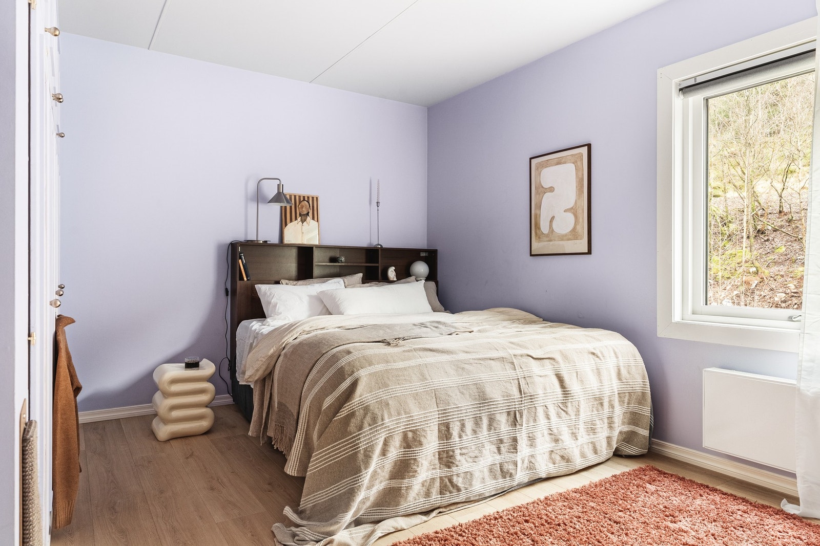 Soverom 1 har innbygget garderobe og rikelig med plass til dobbeltseng og nattbord. Galleribilde