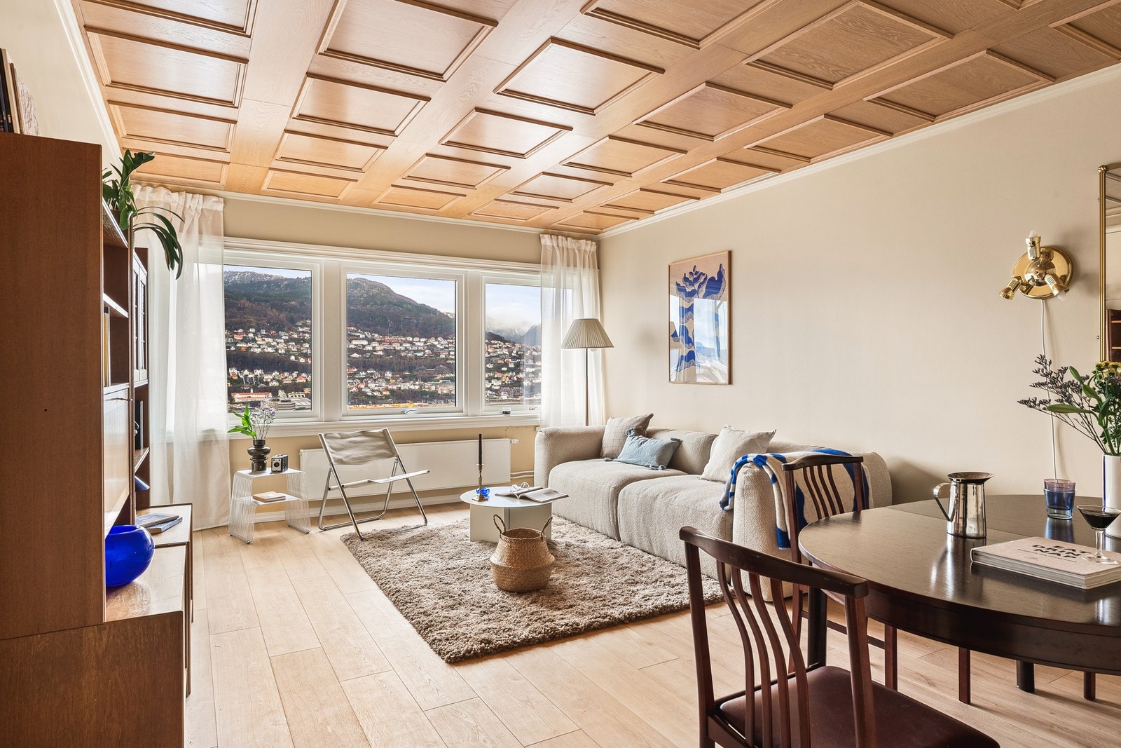 Store vindusflater som slipper inn mye lys og byr på flott utsikt. Galleribilde