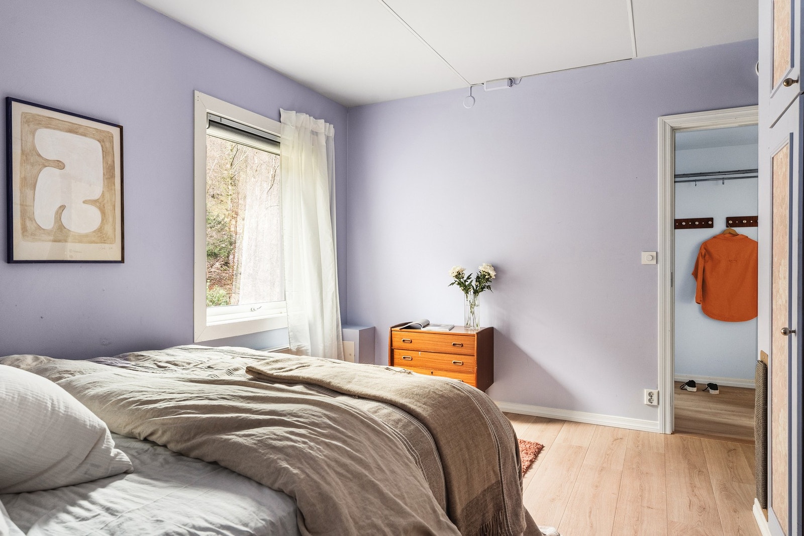 Soverommet har også store vindusflater som slipper inn mye med lys - uten innsyn! Galleribilde