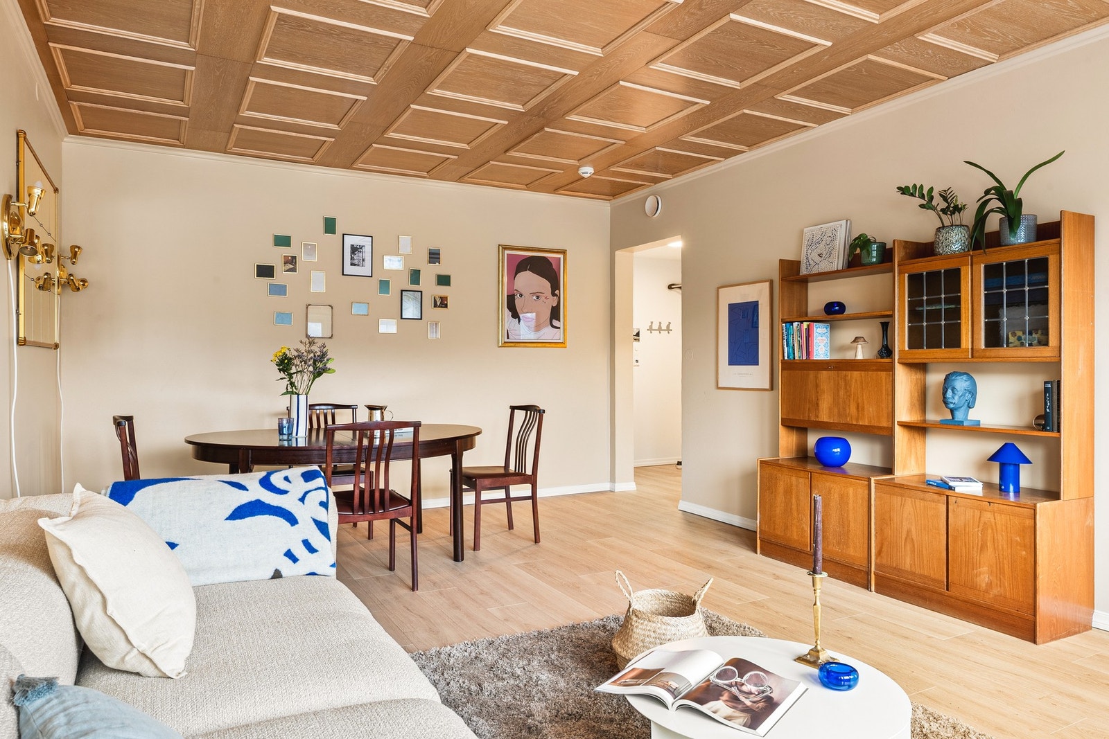 Stuen er romslig og har unike kvaliteter. Galleribilde