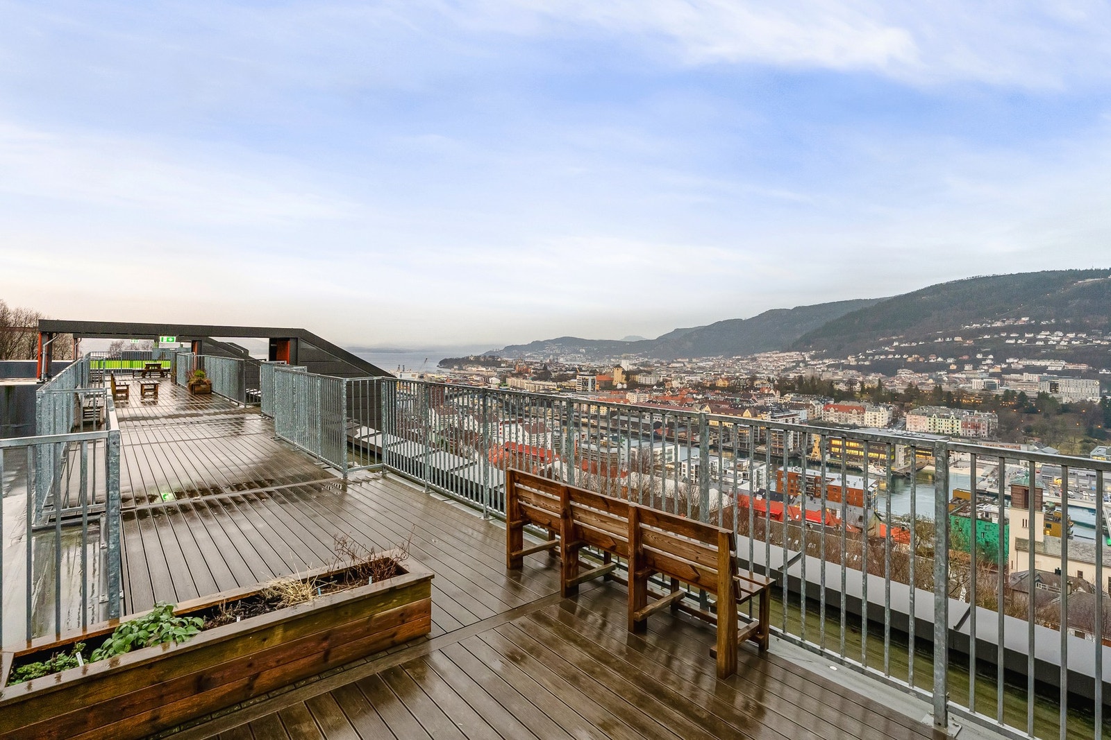 Fra balkongen din er det en liten trappegang opp til byens beste utsikt på felles takterrasse. Galleribilde