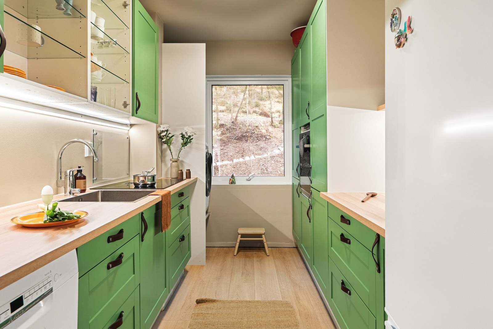 Kjøkkenet ligger til separat fra stuen og har flott utsikt bak på løvstien. Galleribilde