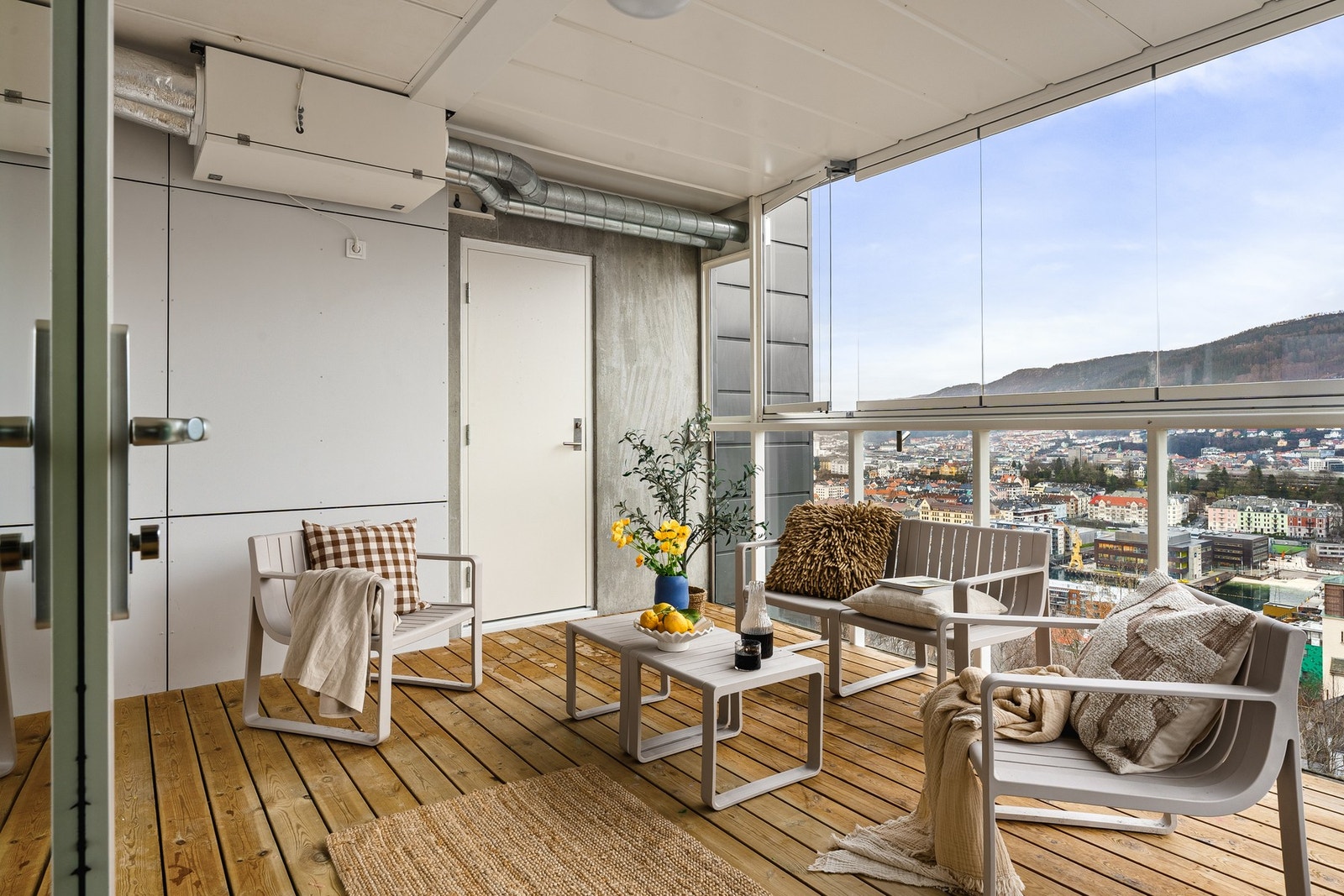 Balkongen blir en naturlig forlengelse av stuen og har god plass til ønsket møblement. Galleribilde