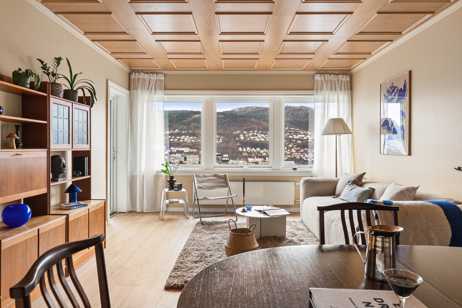 Fra stuen er det utgang til en innglasset balkong. Galleribilde