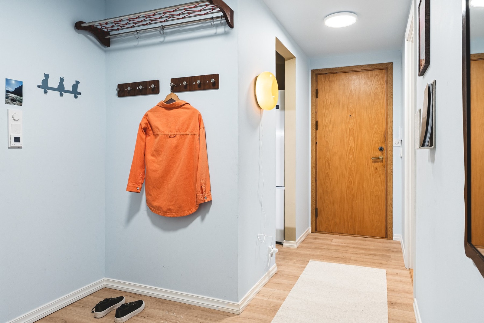 Entréen er luftig og har god plass til garderobeløsning. Galleribilde