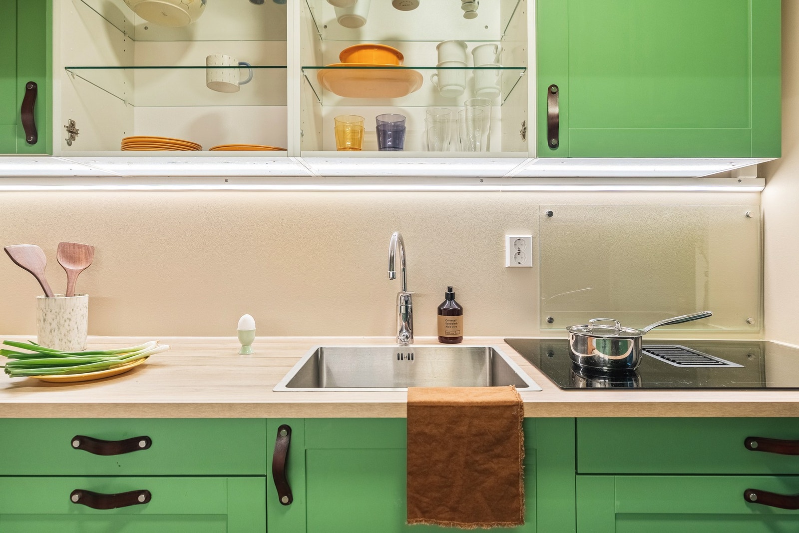 Nyere kvaliteter på kjøkkenet med hvitevarer, vask i stål og benkeplate i laminat. Galleribilde