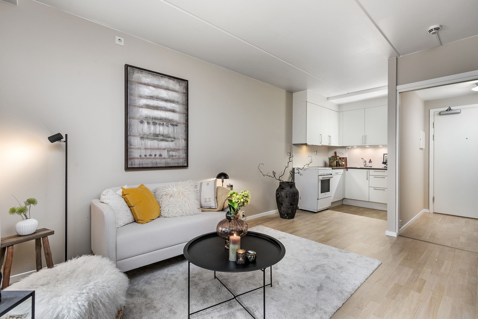 På gulvet er det lagt trestavs parkett som er slipt og lakkert i 2025. Galleribilde