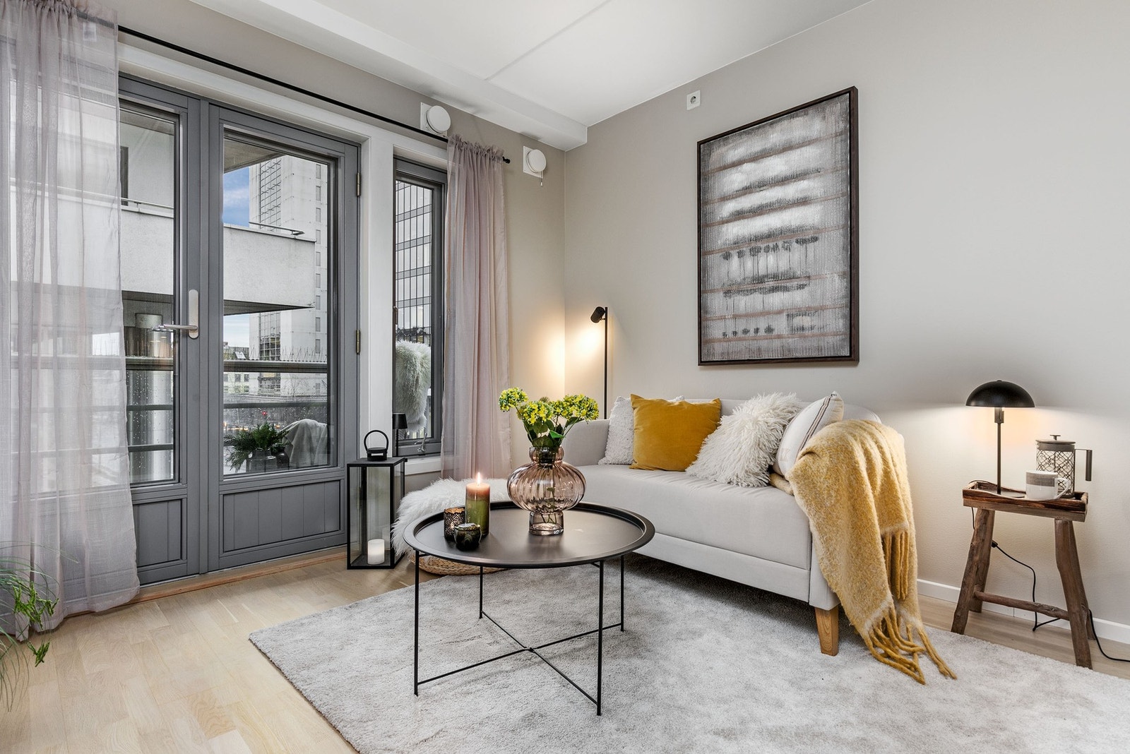 Den åpne stuen fremstår som innbydende i lyse fargevalg. Galleribilde