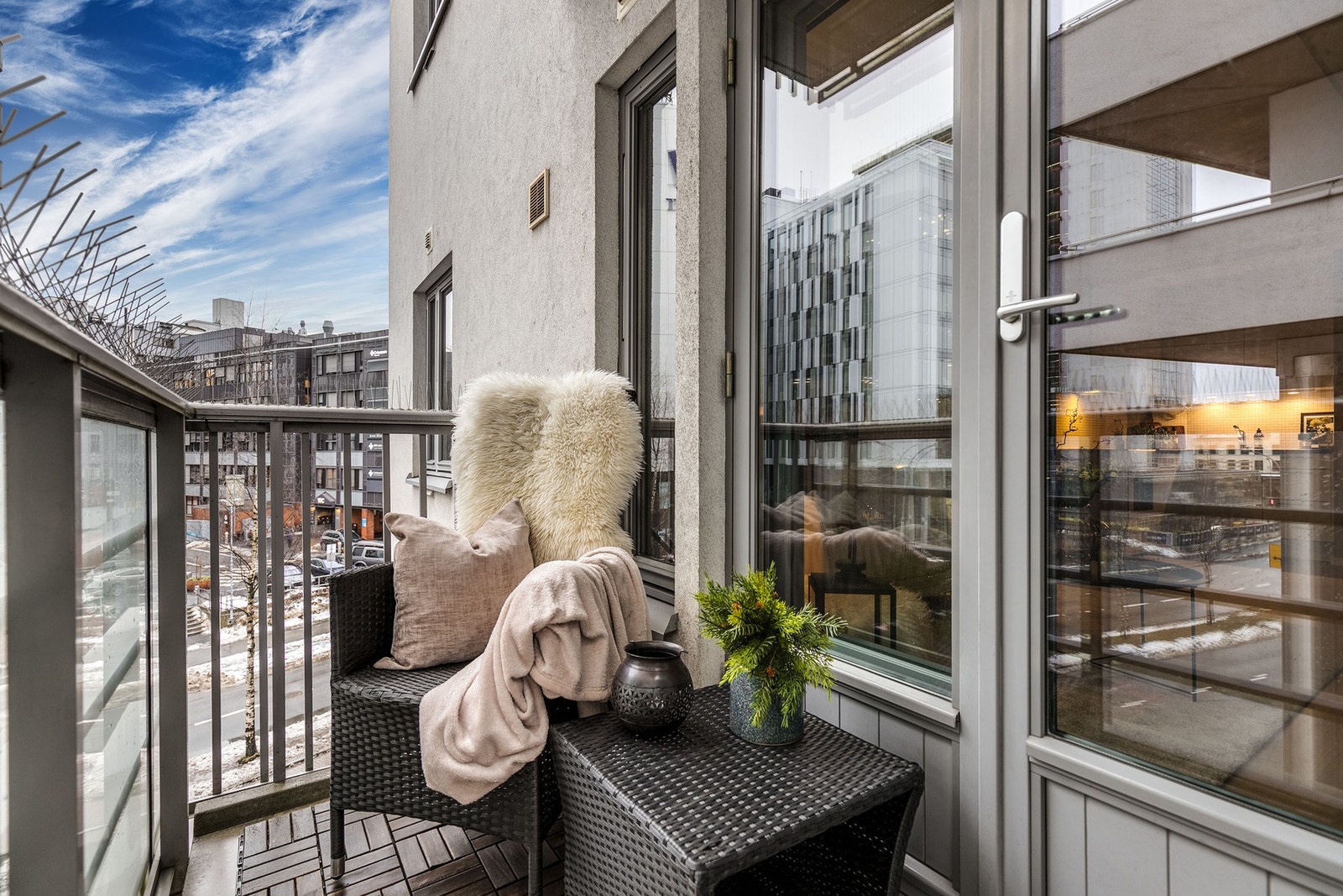 Terrassedøren fører ut til en balkong på 3 kvm. Galleribilde