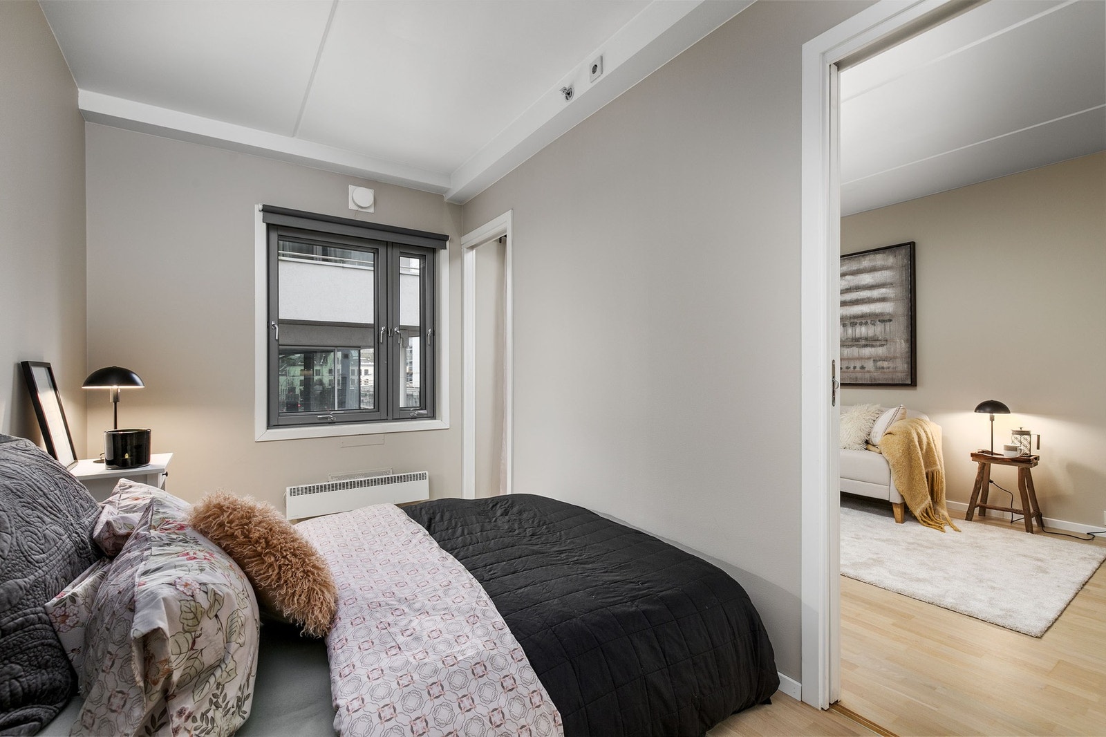 Leiligheten har ett koselig soverom, med to skyvedører inn til rommet. Galleribilde