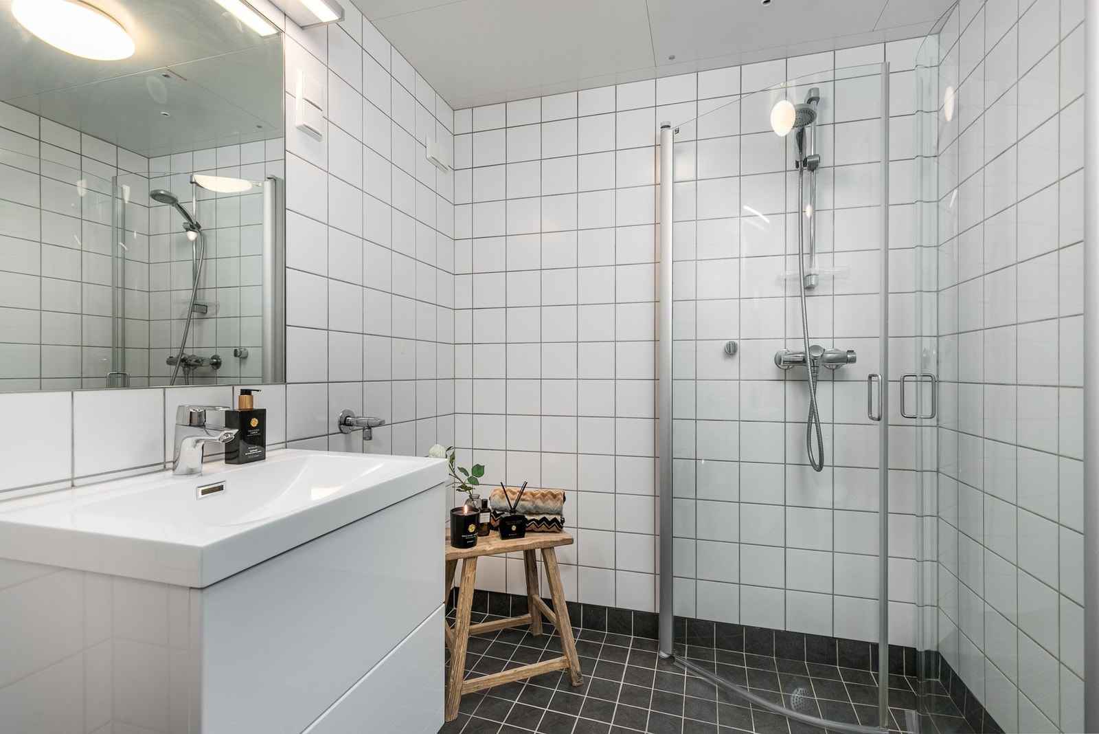 Pent bad fra 2008, med flislagte overflater og varmekabler i gulv. Galleribilde