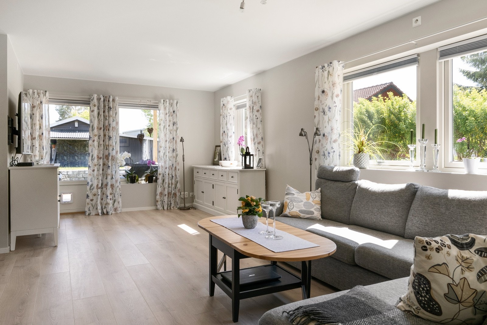 Illustrasjonsbilde fra stue i lik leilighet i 1. etasje for å se hvordan man kan innrede rommet. Galleribilde