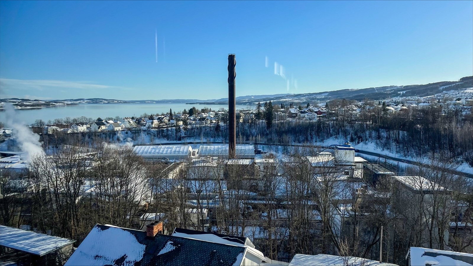 Fra kjøkkenet har man flott utsikt over Gjøvik og Mjøsa. Galleribilde