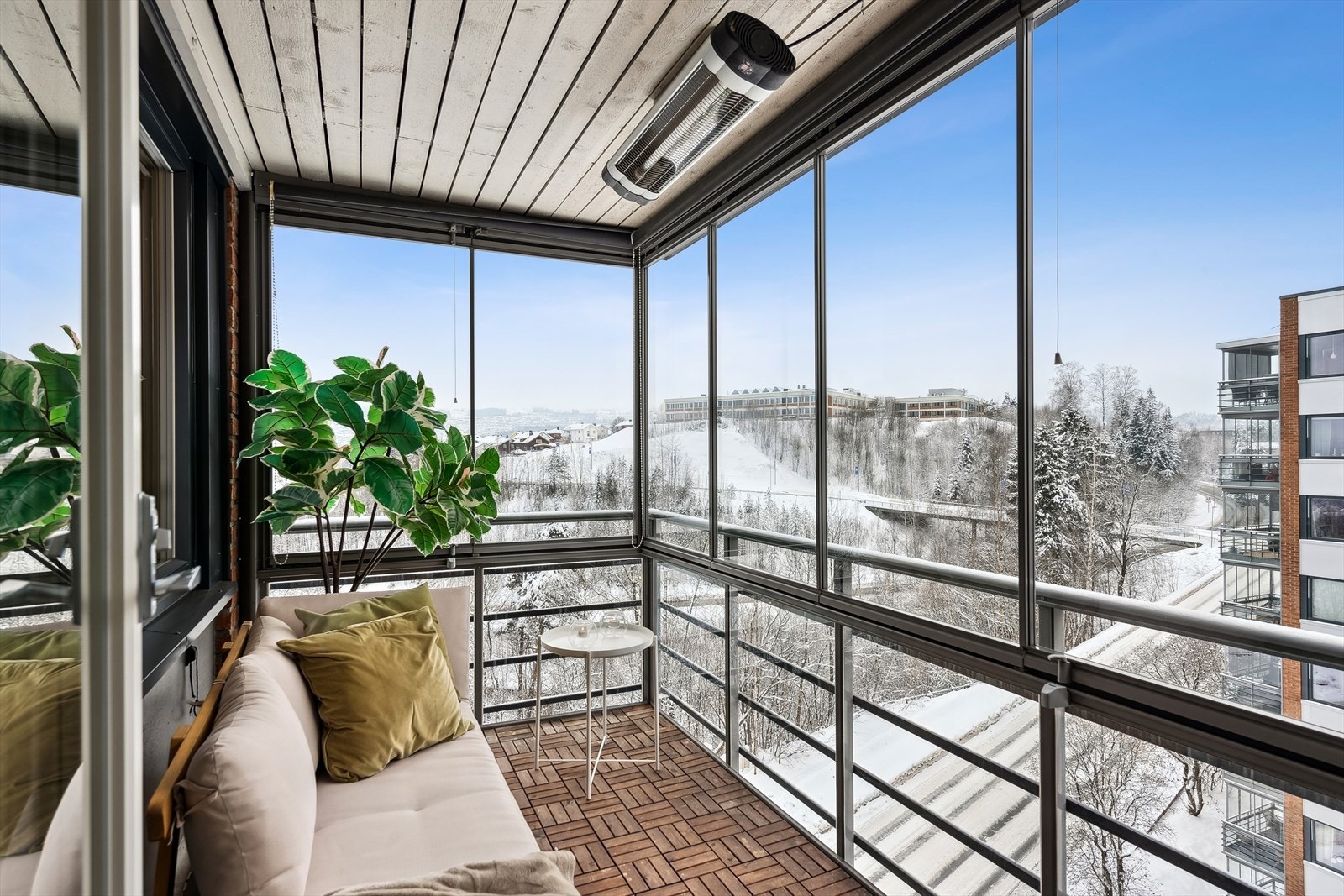 Balkongen er en flott forlengelse av stuen - sommer som vinter. Galleribilde