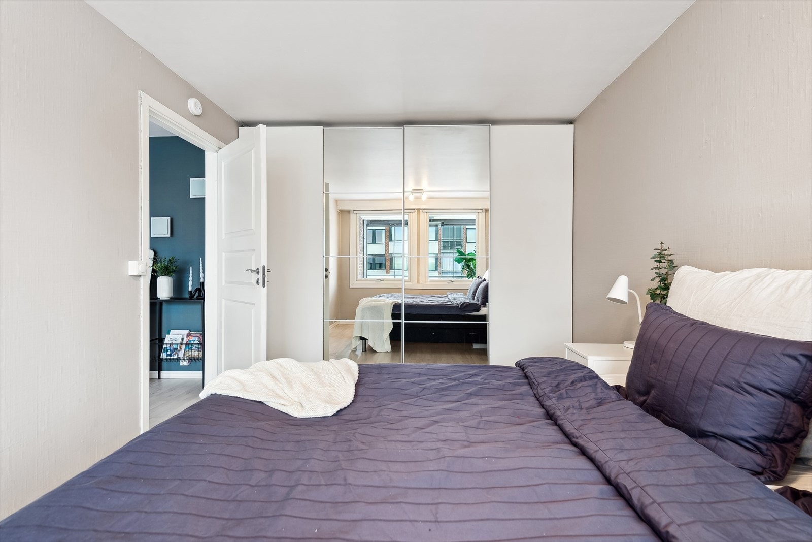 Det er etablert stort garderobeskap som maksimerer oppbevaringsmulighetene. Galleribilde