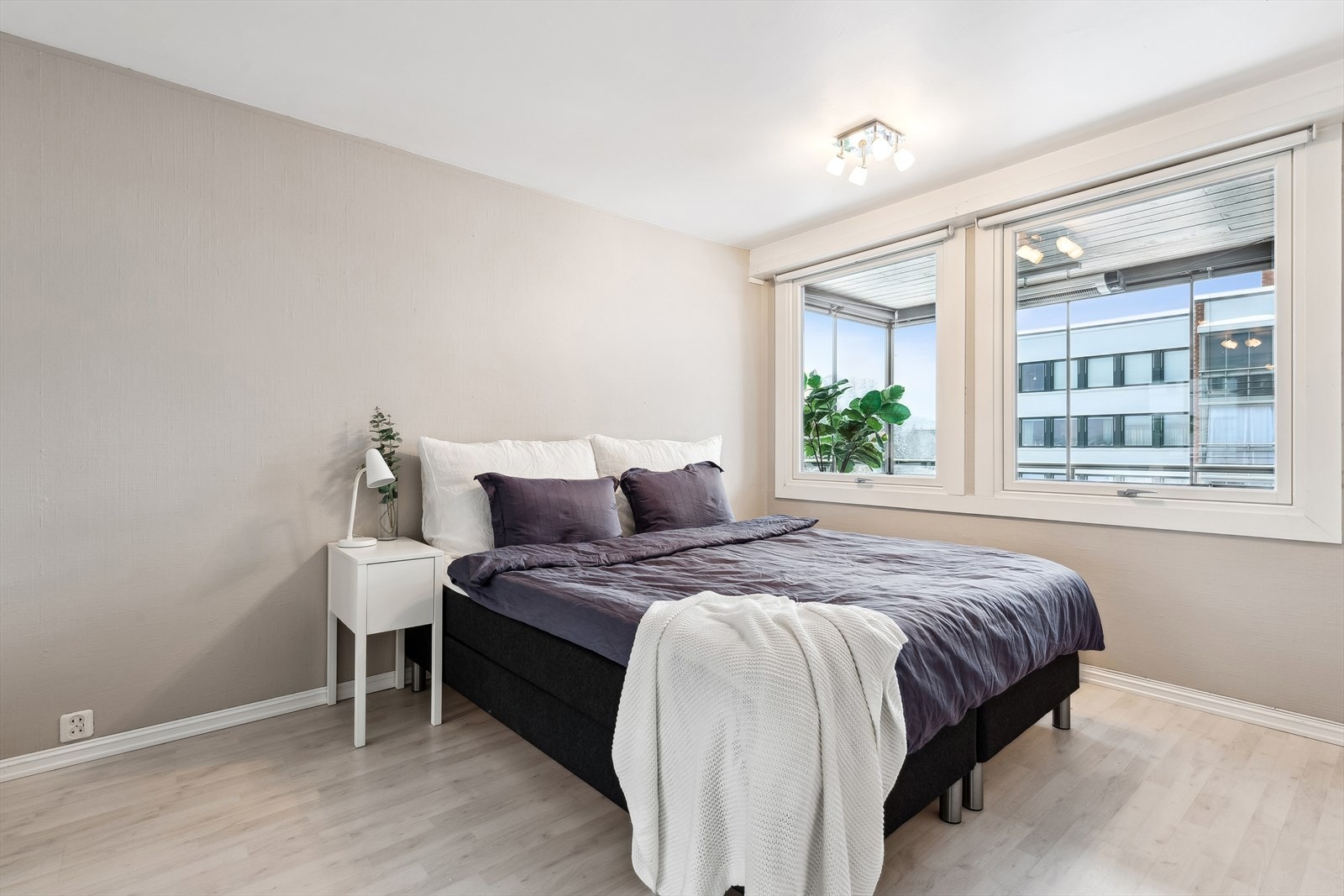 Romslig soverom. Galleribilde