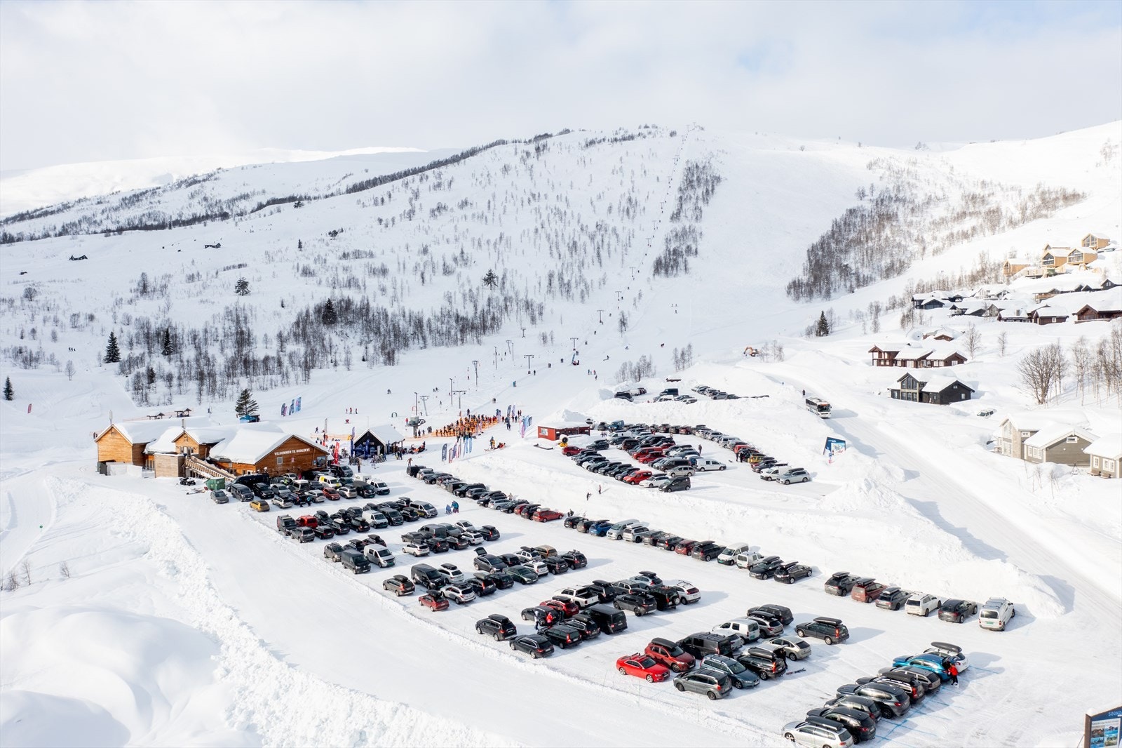 Her har du "alt" med familievenlege skiløyper, frikøyringsområder med bratte og utfordrande heng, langrennsløyper og fjelløyper for fjellski. Galleribilde