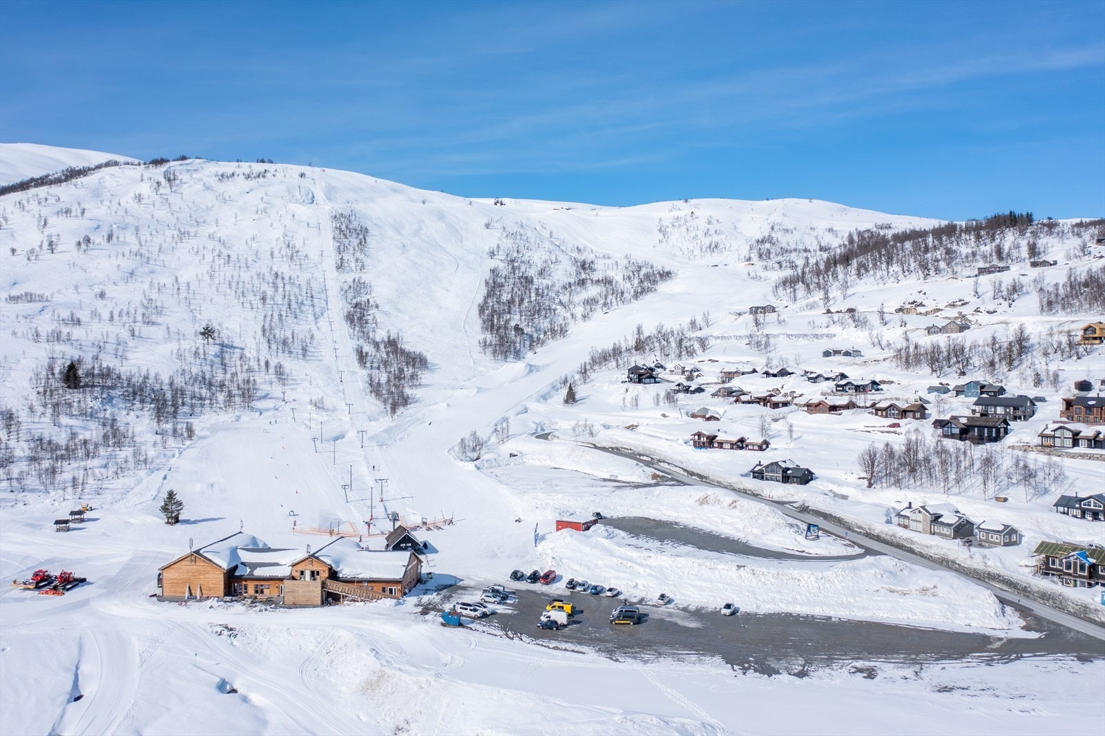 I Dalaloven er det også sal av skipass, skiutleige, sportsbutikk, møterom, leikerom for dei minste og toalett. Galleribilde