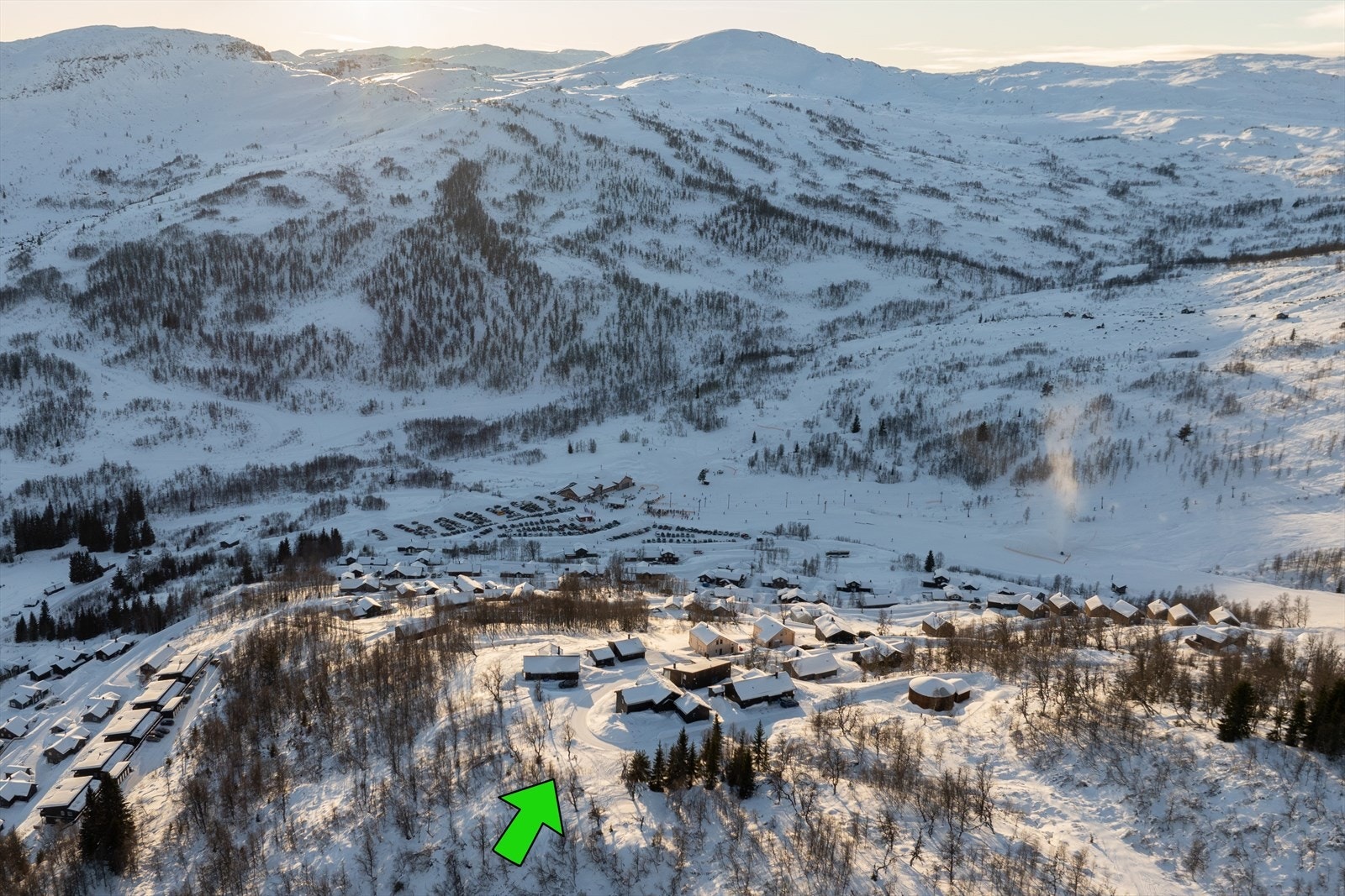 Hytte-tomt på toppen av Rindabakkane med fantastisk utsikt og sol heile året. Galleribilde