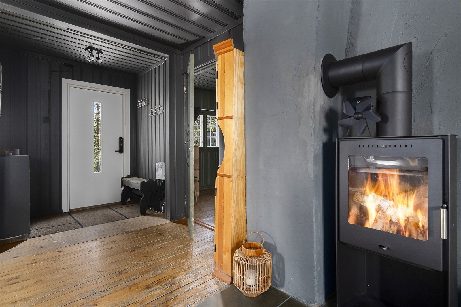 Hytten har en effektiv planløsning med 3 gode soverom, der to av dem har plassbygde sengeplasser med totalt 8 soveplasser. Galleribilde