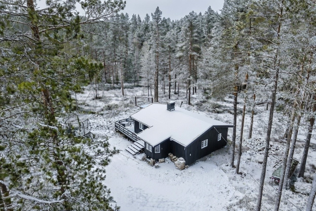 Etablert ny tilkomstvei til hytten i 2023. Her er det plass til flere biler for parkering. Ladeboks med ferdig EL-lader er montert. Galleribilde