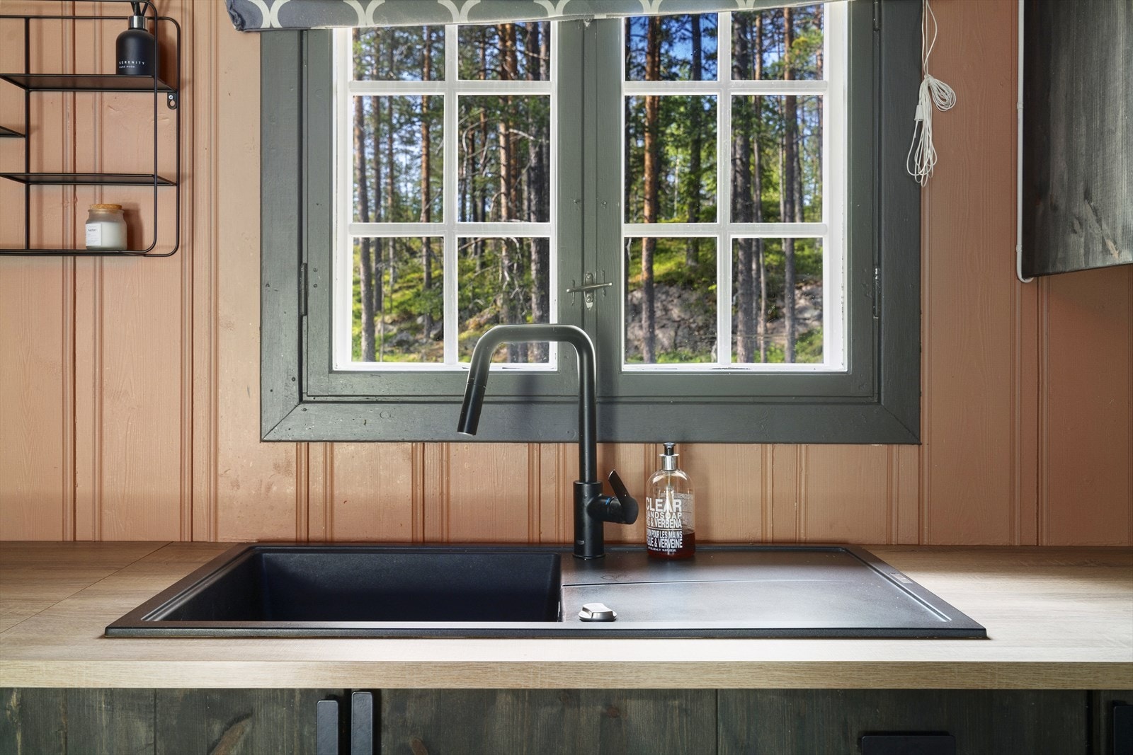 Hytten ligger usjenert til og er omkranset av frodig natur. Galleribilde