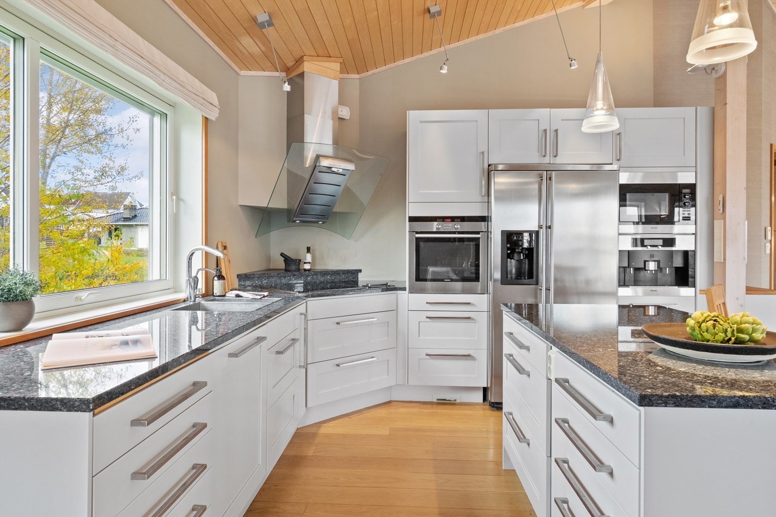 Kjøkkenet har godt med lagringsplass. Galleribilde