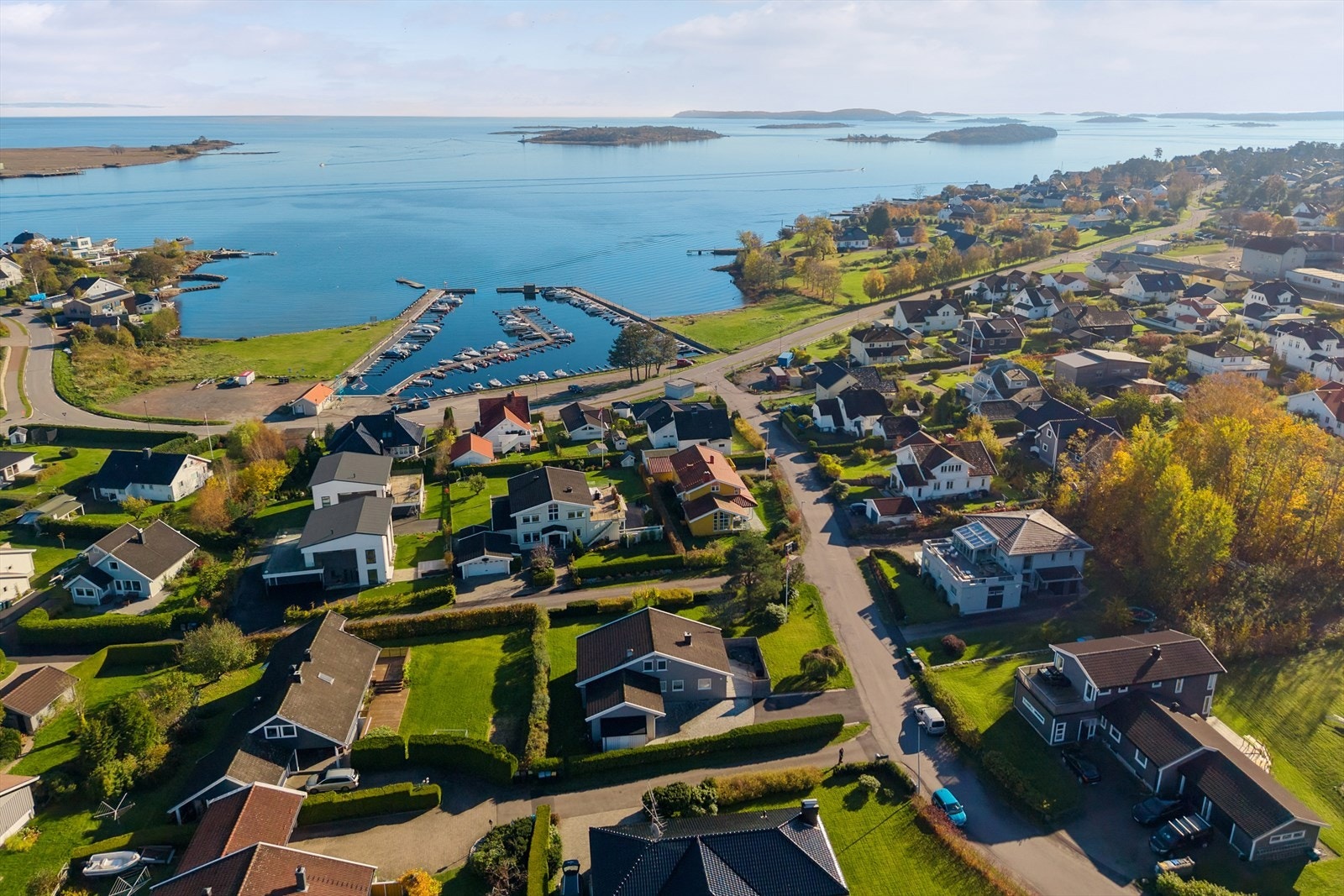 Det er flotte sykkel/turstier langs sjøen som går mot Tønsberg i nord og Vallø, Ringshaug og Skallevold i sør/øst. Galleribilde