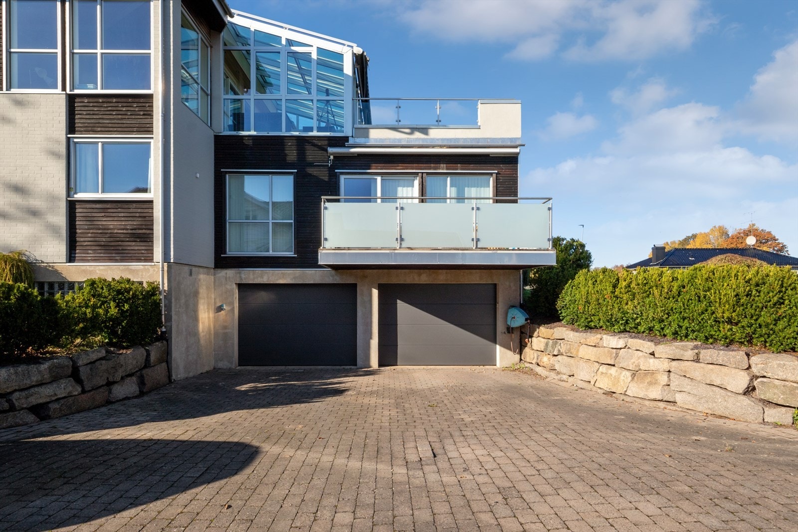 Eiendommen har en stor gårdsplass med masse parkering, i tillegg til en stor dobbeltgarasje med to garasjeporter. Galleribilde