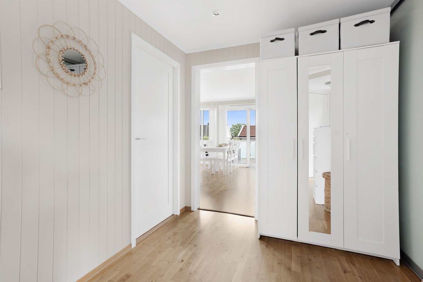 Utleiedel: Romslig entrè med lukket garderobeløsning. Galleribilde