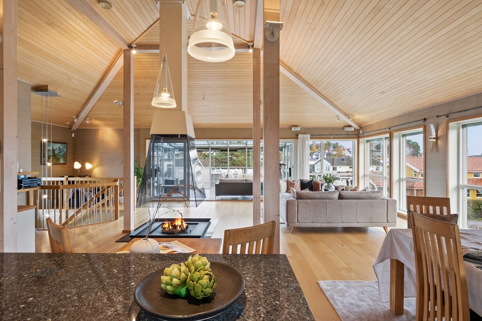 Lys og fin stue med god takhøyde, som gir en god romfølelse. Galleribilde