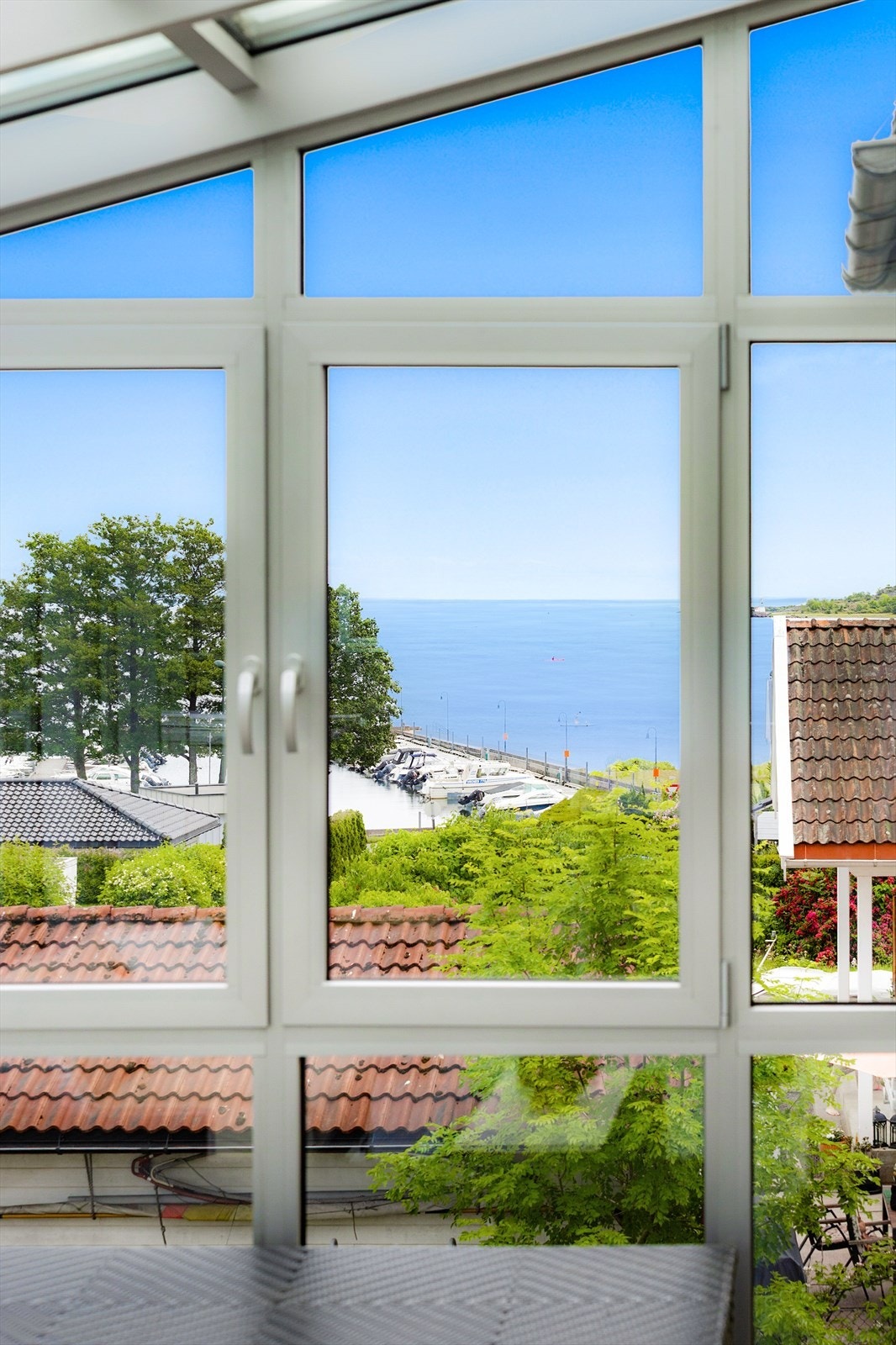 Flott sjøutsikt fra vinterhagen. Galleribilde