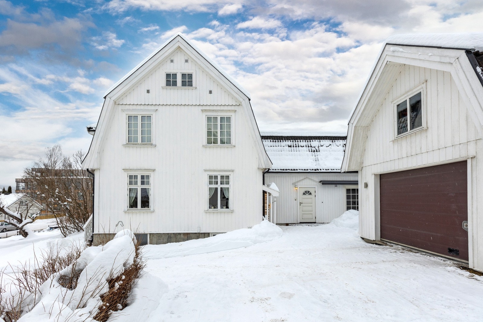 Hyggelig og skjermet inngangsparti med lettvint tilgang til garasje. Galleribilde