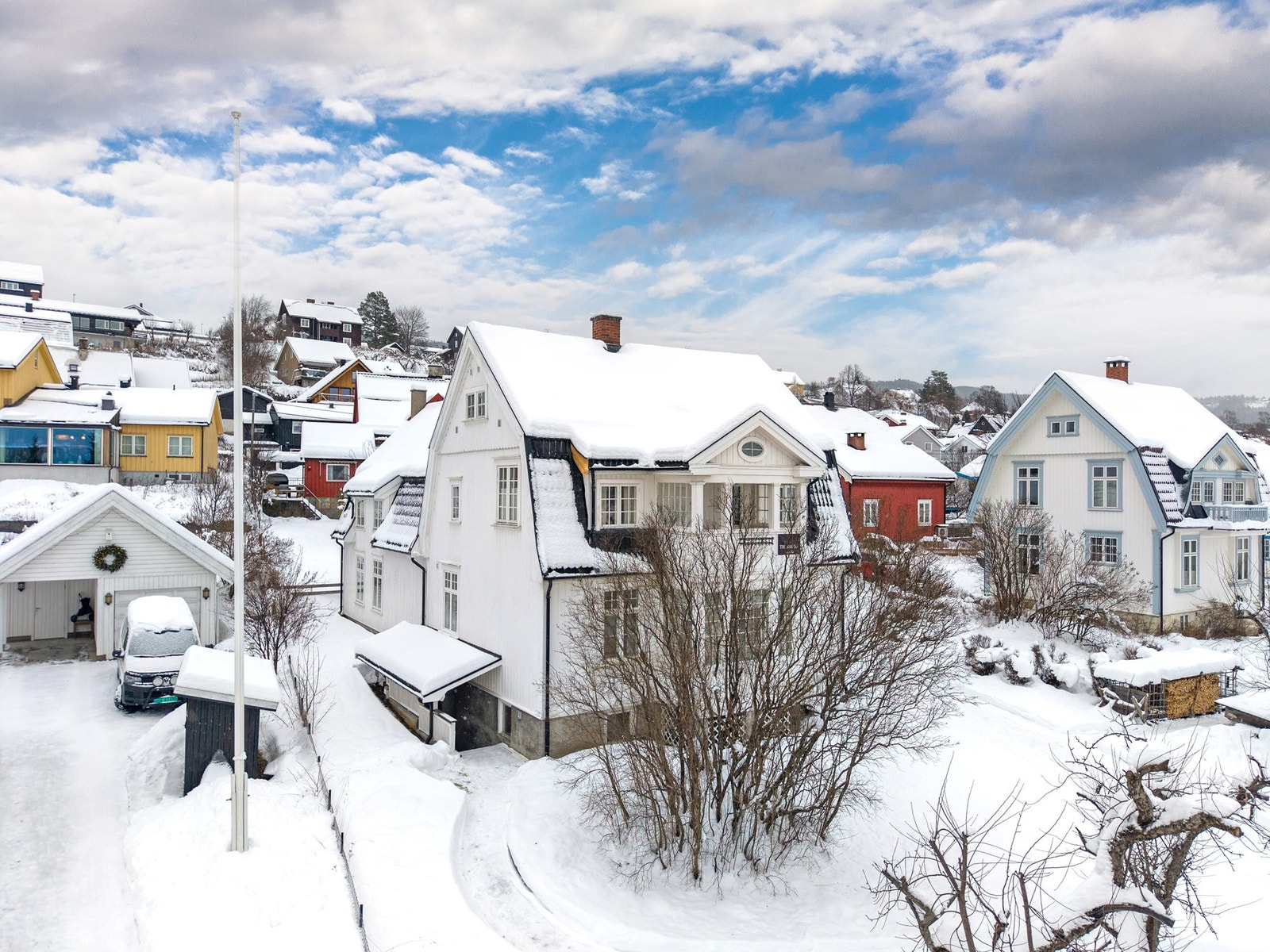Flott og sentrumsnær byvilla med god plass i såvel huset som på tomta. Galleribilde
