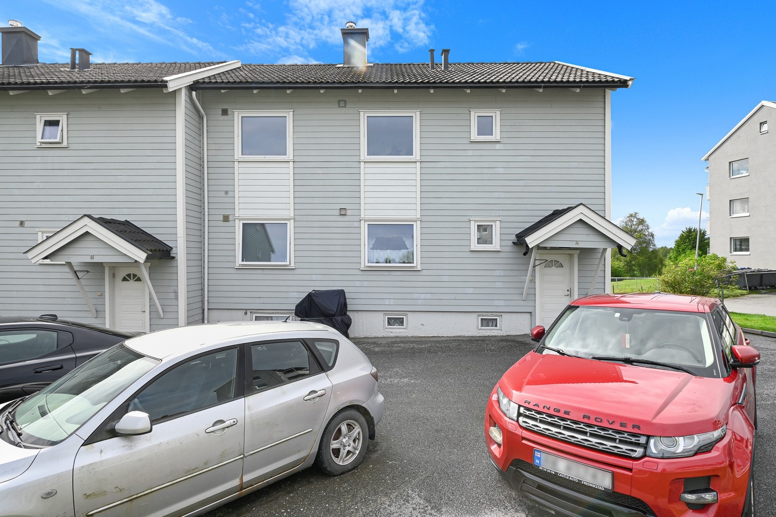 Det er felles inngang med leiligheten i 1. etasje, og de to leilighetene har felles rom både i kjeller og på loftet. Galleribilde