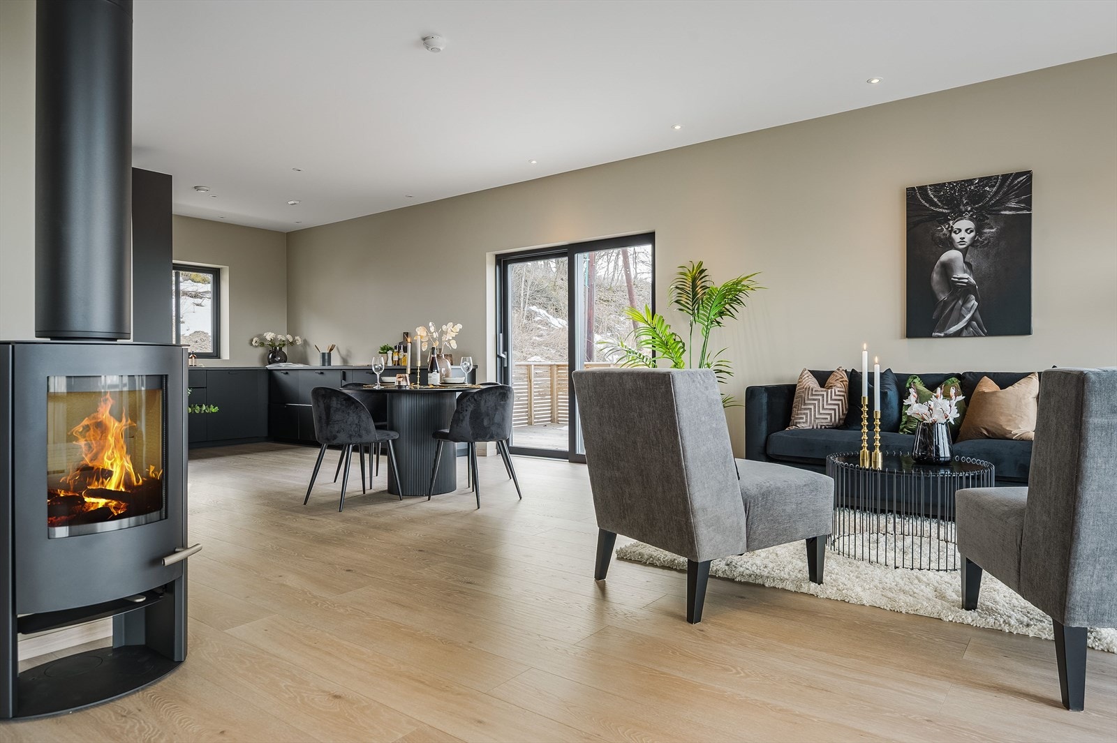 Peisovnen i stuen gir både god varme og bidrar til ekstra hygge på de kaldere høst- og vinterdagene. Galleribilde