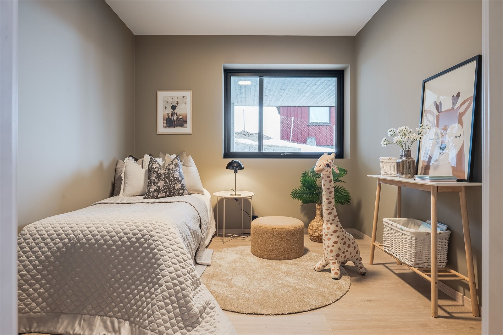 Soverom 2. Lyst rom med god størrelse Galleribilde