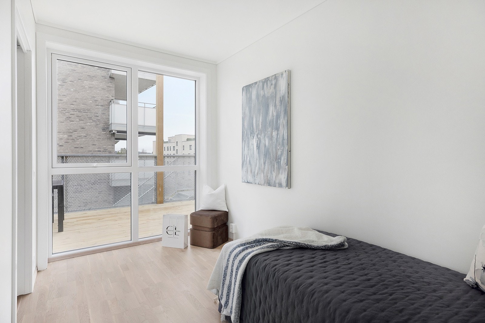 Leilighetens andre soverom er tilknyttet stuen og vender ut mot takterrassen. Galleribilde