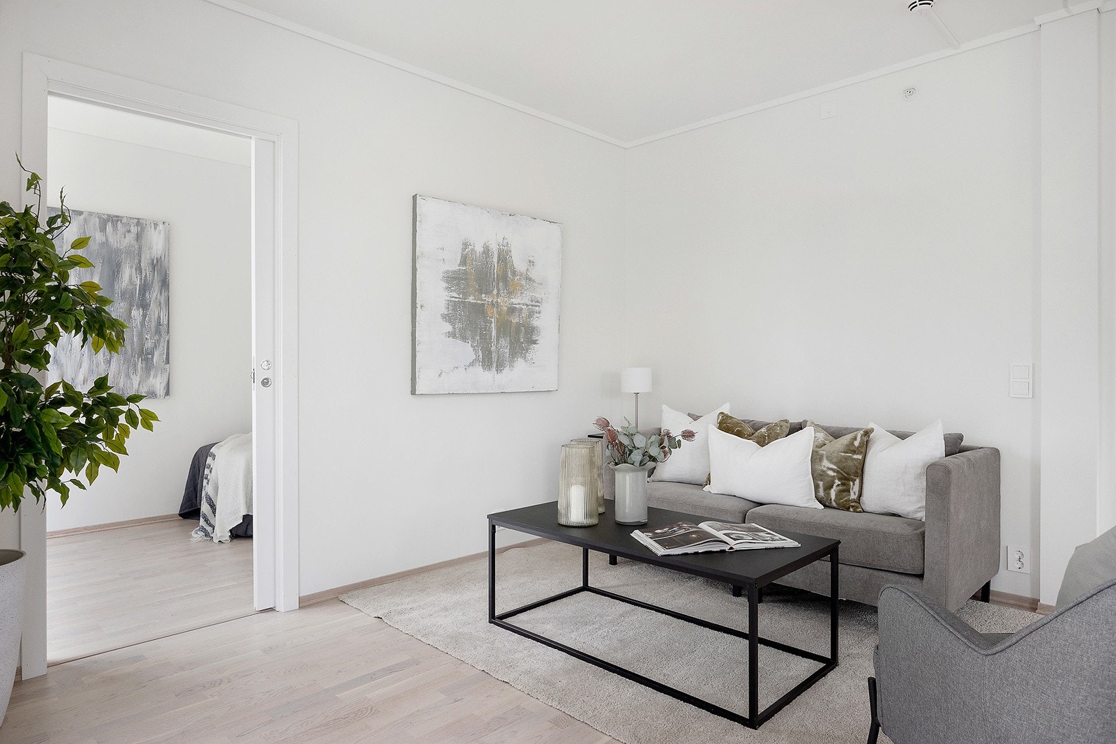 Malte slette hvite flater på vegger og lys 3-stavs eikeparkett på gulv. Galleribilde