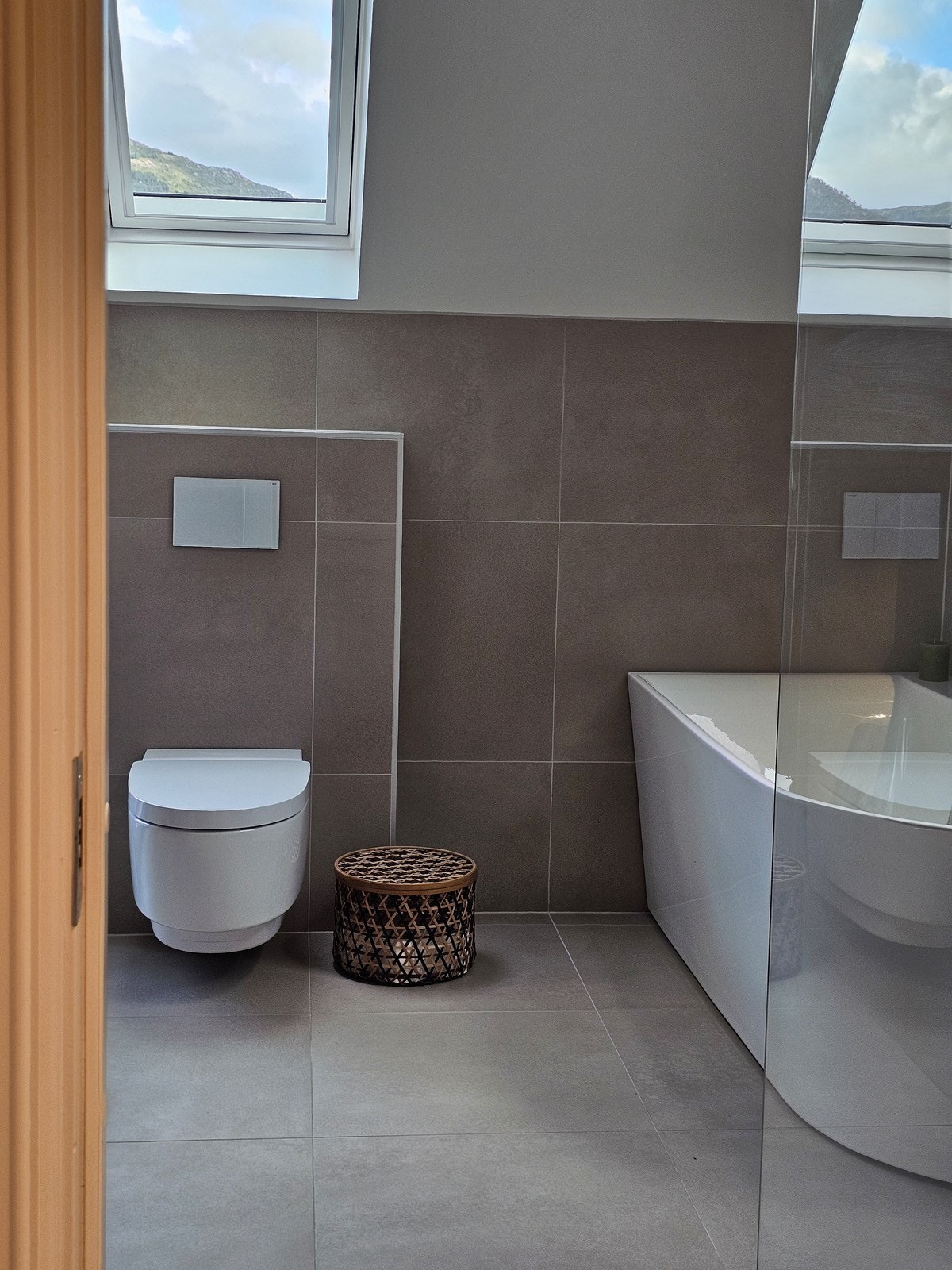 Badet er flislagt og har varme i gulvet Galleribilde