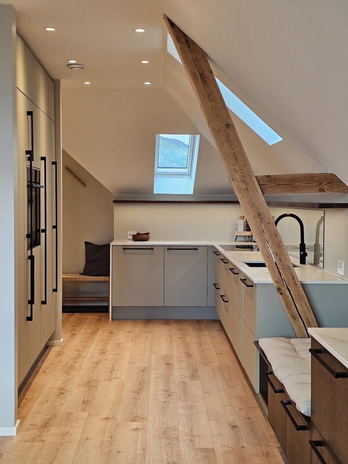 Kjøkkenet er moderne og har godt med benk og skapplass - Hvitevare er integrert Galleribilde